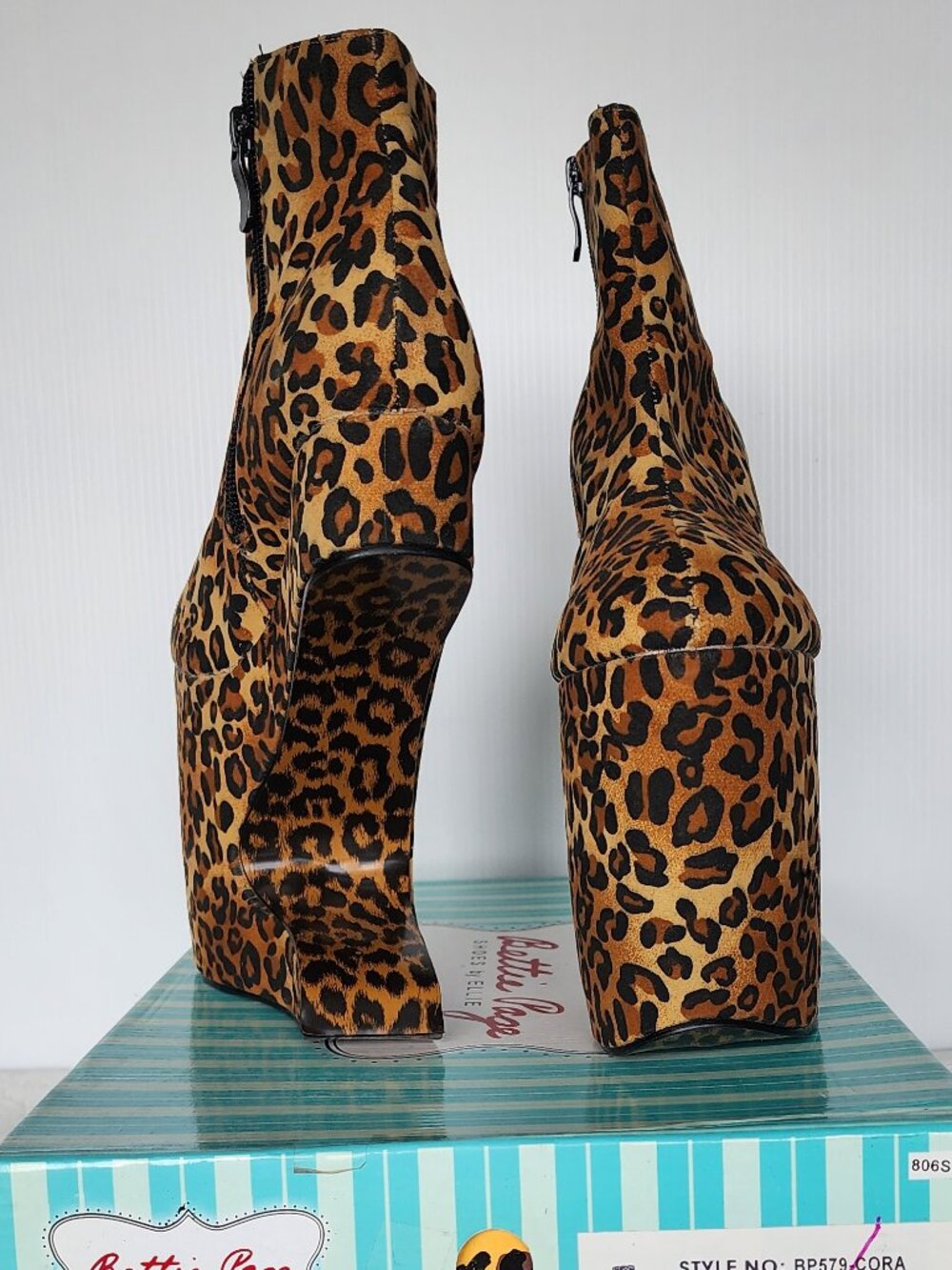 H4U-1113 BP579 Cora Leopard
